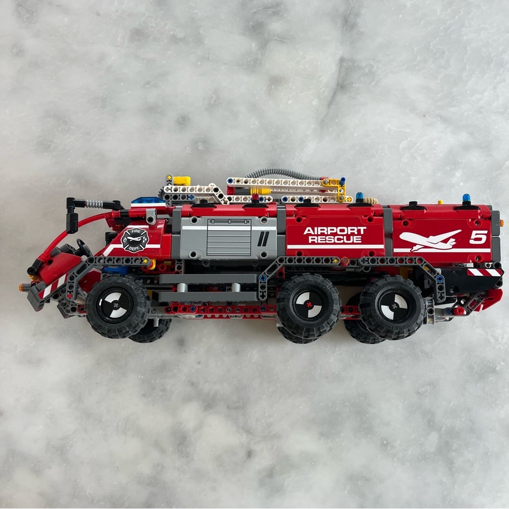 LEGO Technic Airport Rescue Vehicle 42068 Building Kit. RETIRED. - Picture 3 of 6